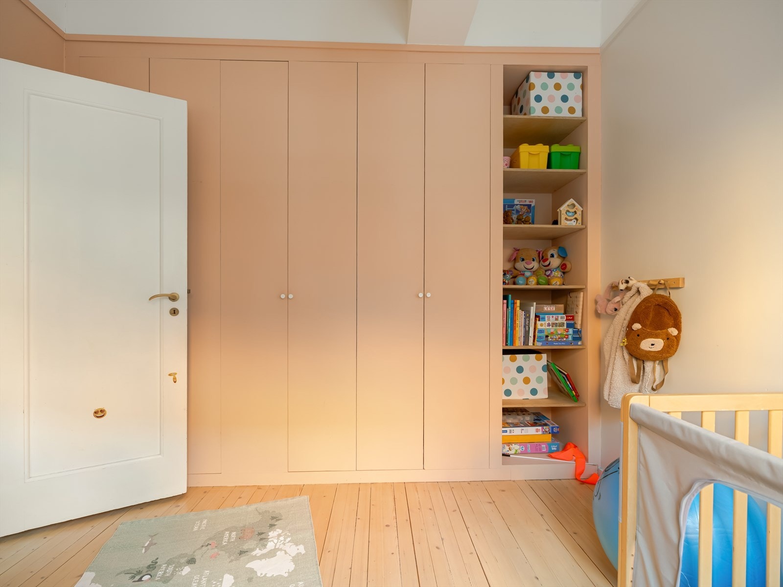 Det er en romslig, integrert garderobeløsning med rikelig plass til klær og øvrig oppbevaring. Galleribilde