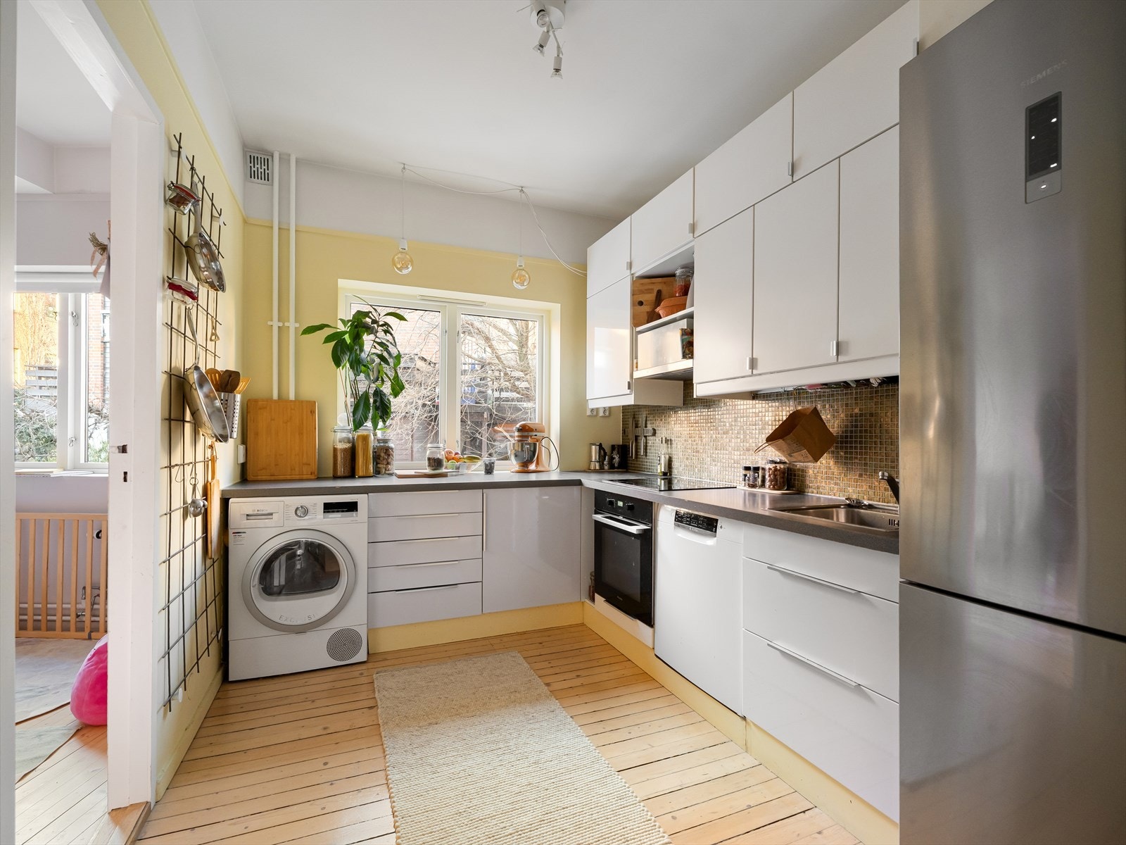 Flott IKEA-kjøkken som i nyere tid har blitt modernisert. Galleribilde