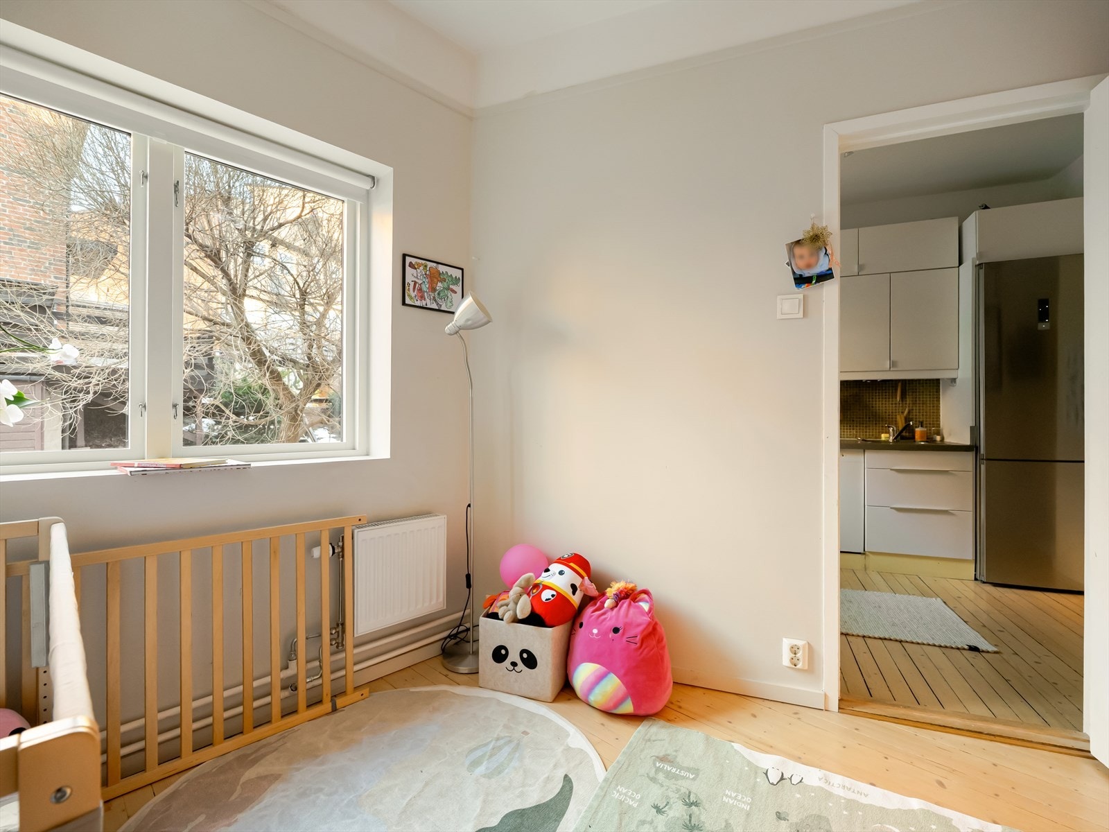 Rommet har et behagelig lysinnslipp og egner seg godt som både soverom, barnerom og kontor. Galleribilde