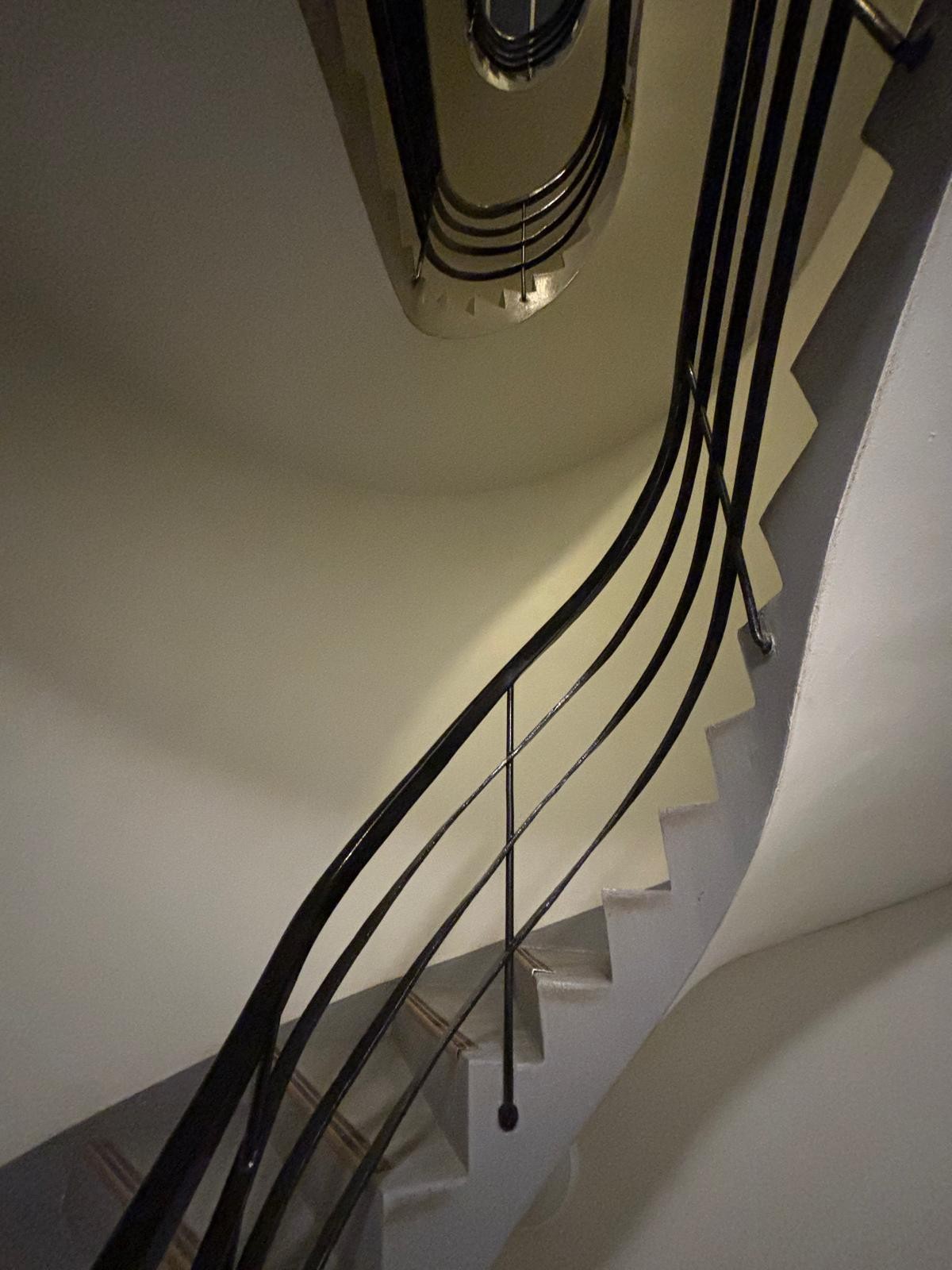 Selgers bilde av oppgangen. Galleribilde