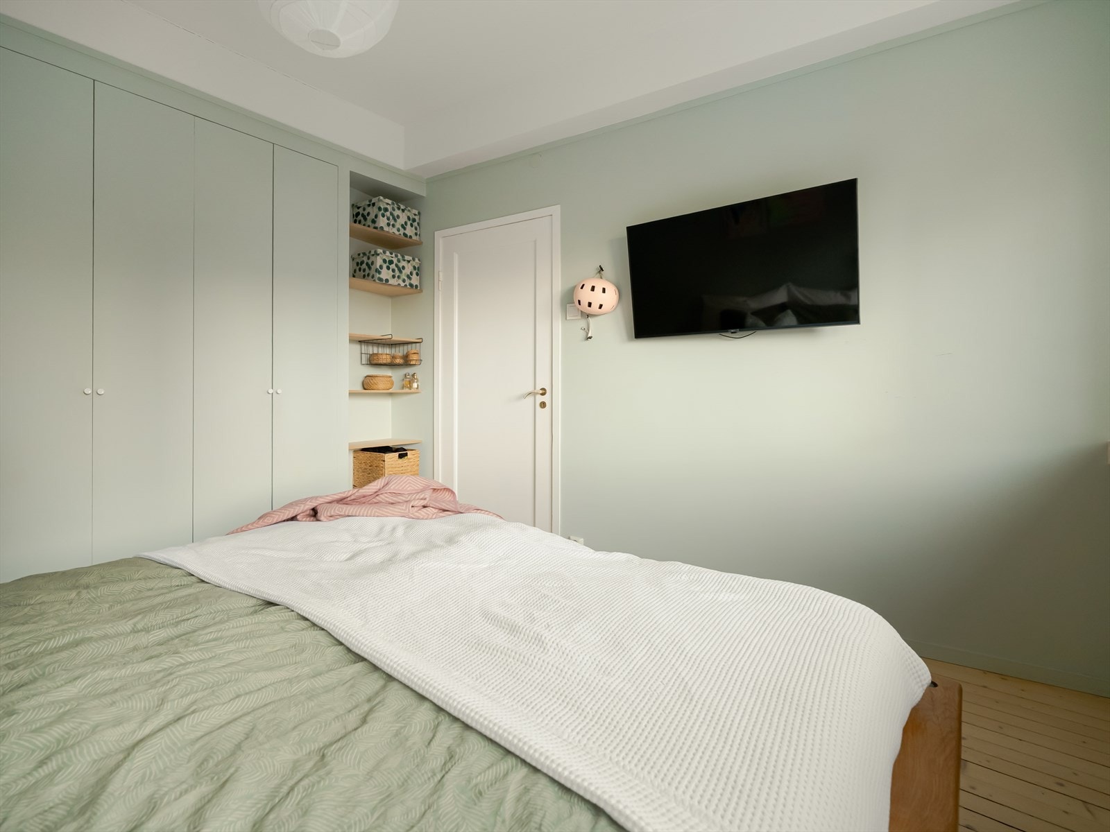 Det er også laget et tilpasset skrivebord som strekker seg langs ene siden av rommet - ypperlig for et tilbaketrukket hjemmekontor. Galleribilde