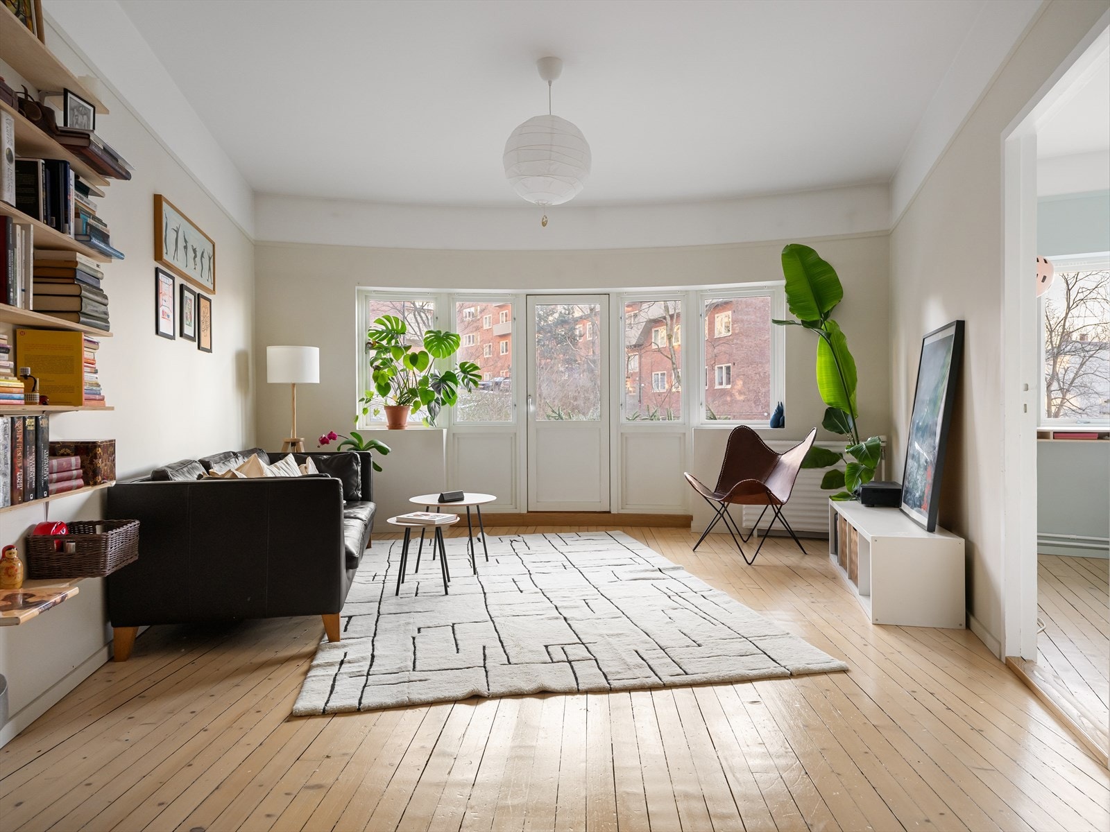Dette er en lys og gjennomgående 3-roms leilighet med sjarmerende detaljer og svært sentral beliggenhet på populære Bislett. Galleribilde