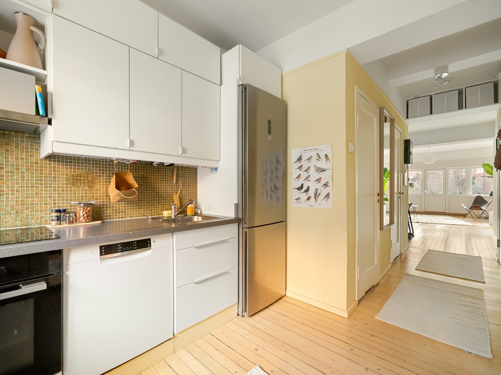 Det er integrerte hvitevarer som stekeovn og koketopp. Øvrige hvitevarer er frittstående og medfølger ikke. Det er også plass til tørketrommel på kjøkkenet. Galleribilde