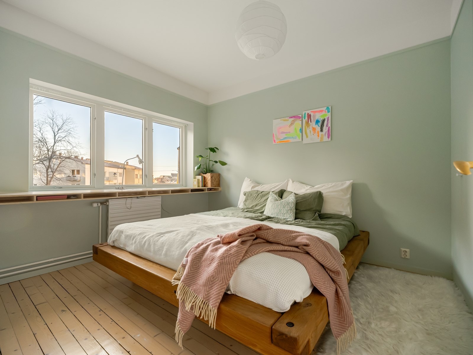 Hovedsoverommet er svært romslig, og har rikelig med plass til en stor dobbeltseng og tilhørende møblement. Galleribilde