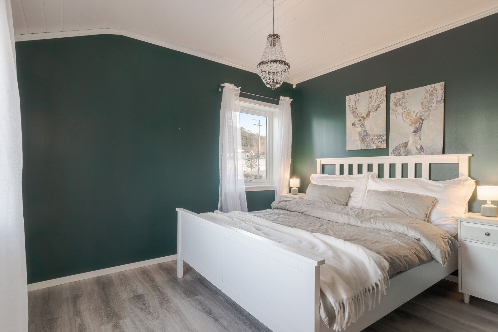 Soverom 1 på ca. 9,5 kvm met utsikt til fjorden Galleribilde