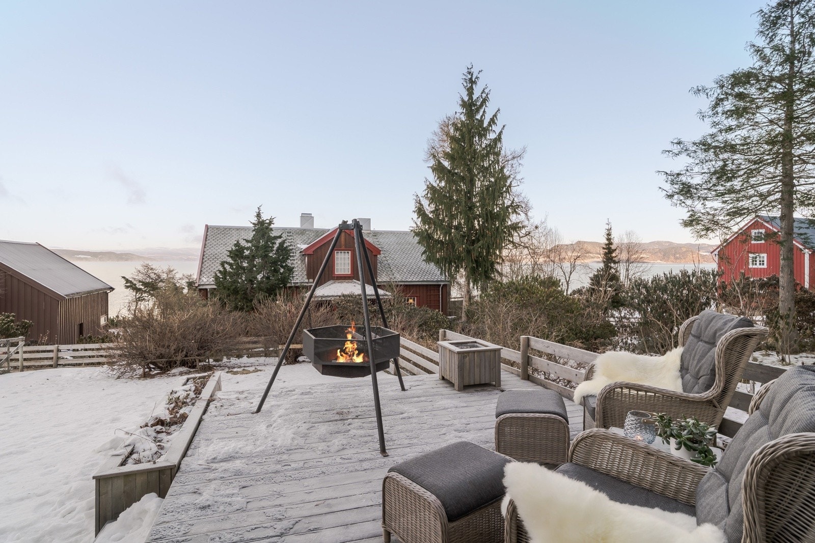 Hage som strekker seg mot fjorden og med solrike uteplasser rundt boligen er noe nye eiere kan se frem mot Galleribilde