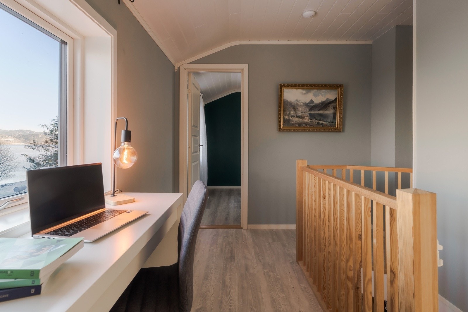 Romslig gang med plass for et hjemmekontor med fantastisk utsikt Galleribilde