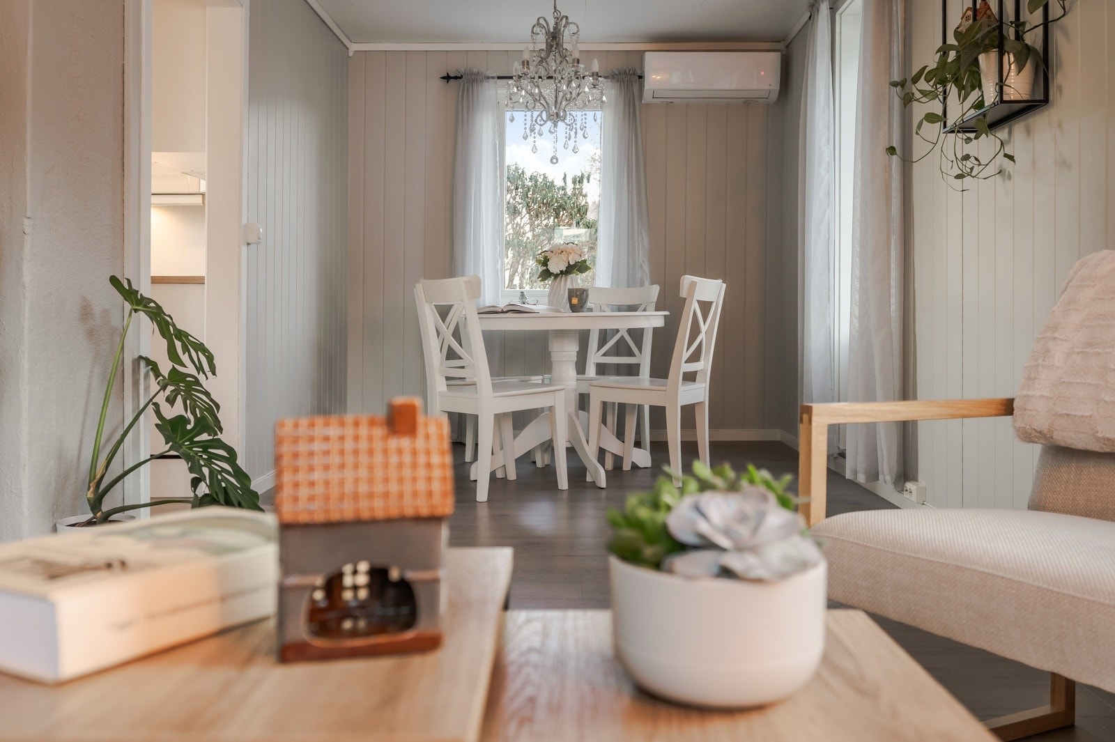 Luft til luft varmepumpe fra 2022 er med på og holde en jevn og god grunnvarme i boligen Galleribilde