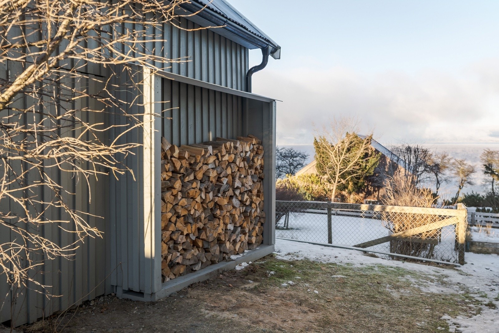 Godt utnyttet tomt med plenareal og frukt-/ bærtrær Galleribilde