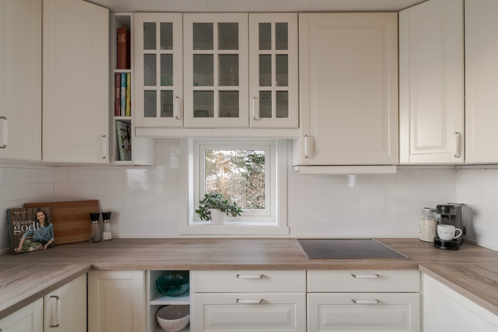 Bytte av kjøkkeninnredning 2023. Integrerte hvitevarer medfølger handelen. Blant annet ny platetopp fra 2026. Galleribilde