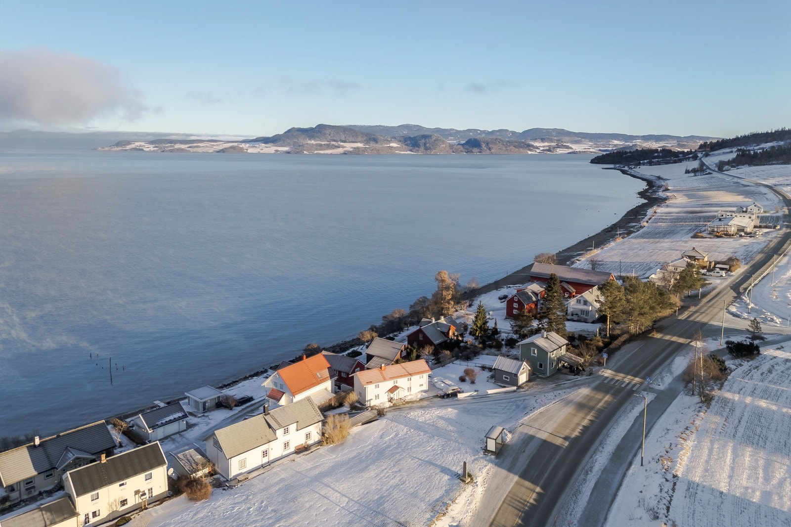 Kort avstand fra offentlig vei med pendlertilbud med buss til Orkanger og Trondheim med bussholderplass like utenfor Galleribilde