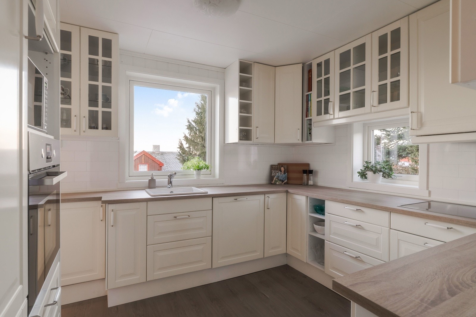 Kjøkkeninnredning i u-form er praktisk og gir kort vei mellom de ulike arbeidssonene. Rommet har godt lysinnslipp via vindu over kjøkkenbenken. Galleribilde