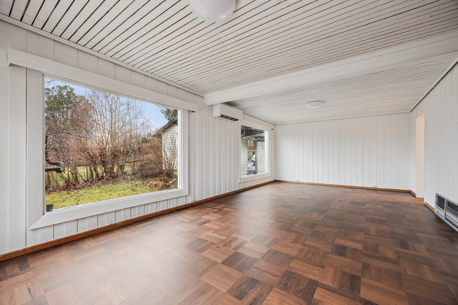 Stue med god plass til å møblere flere soner. Galleribilde