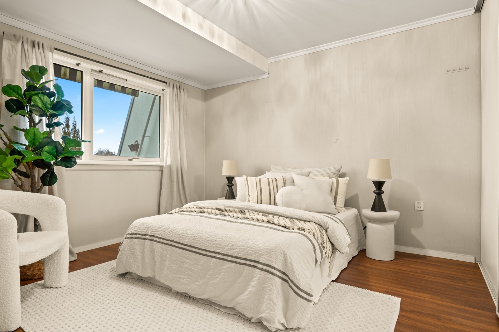 Soverommet har malte overflater og vindu med 2-lags isolerglass fra ca. 2000. Galleribilde