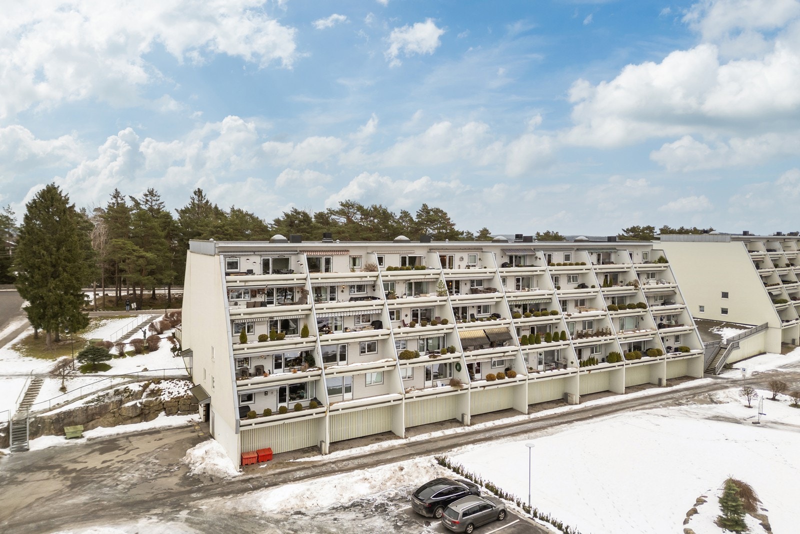 Leiligheten ligger i første etasje i en velholdt blokkbebyggelse fra 1974. Galleribilde
