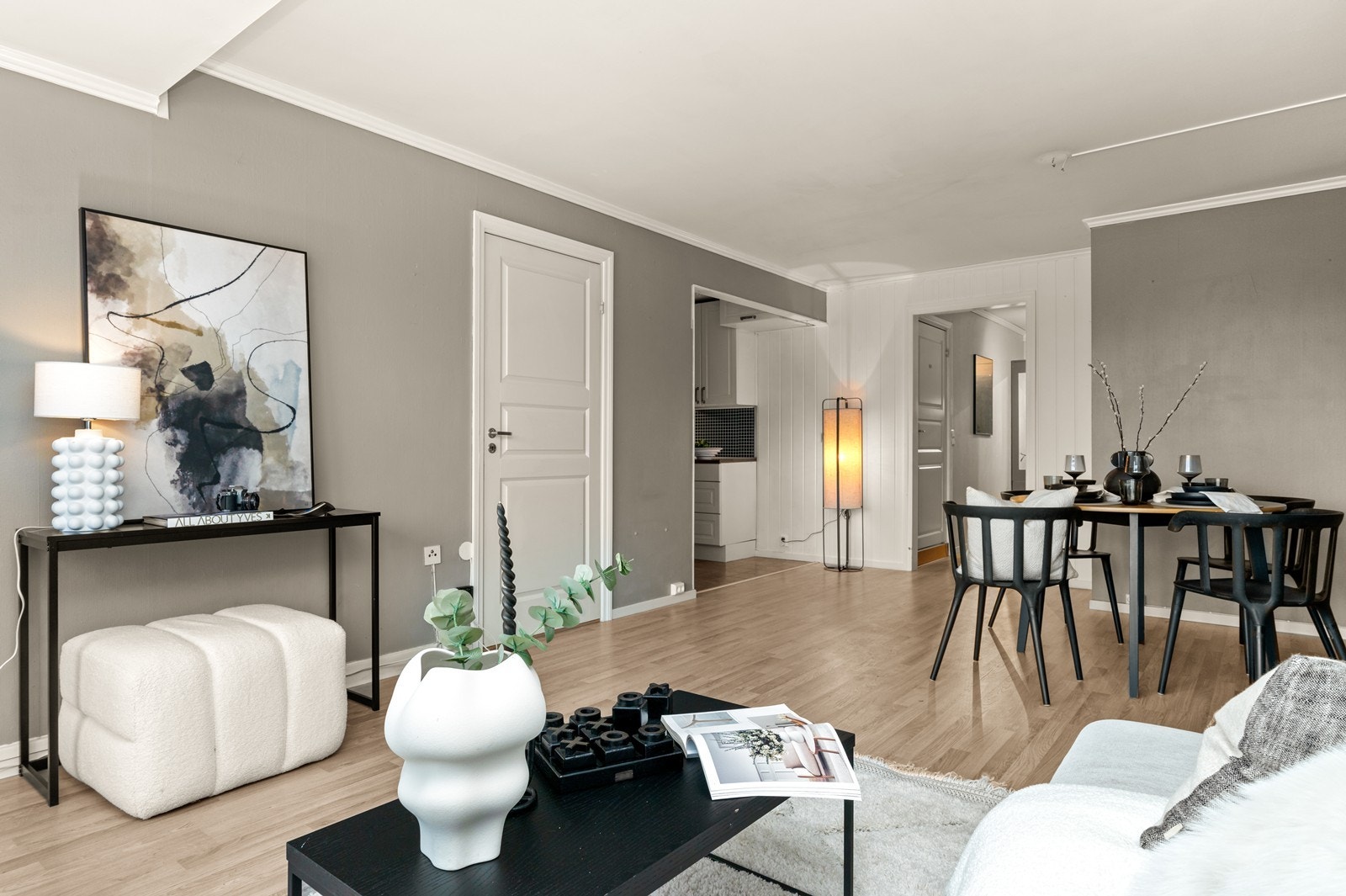 Stuen har en åpen løsning mot kjøkkenet, som likevel ligger delvis skjermet. Galleribilde