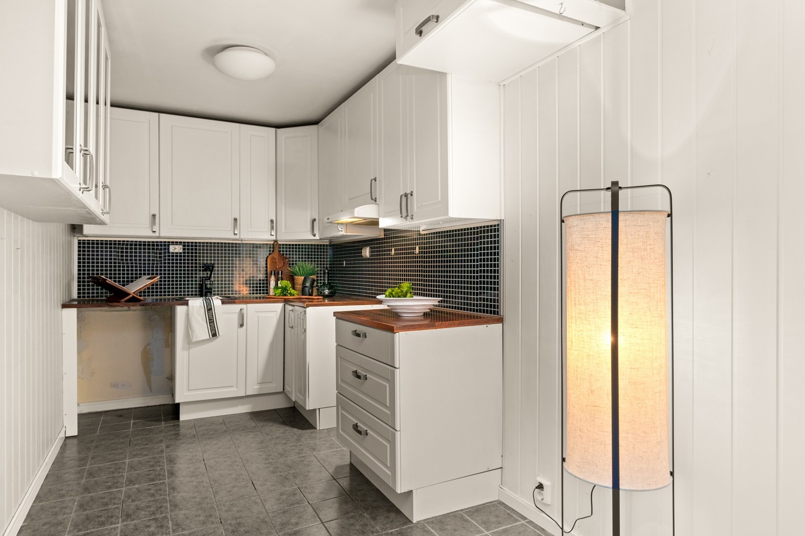 Over avsatt plass til komfyren er det en ventilator med kullfilter, og det er mekanisk avtrekk fra rommet. Galleribilde