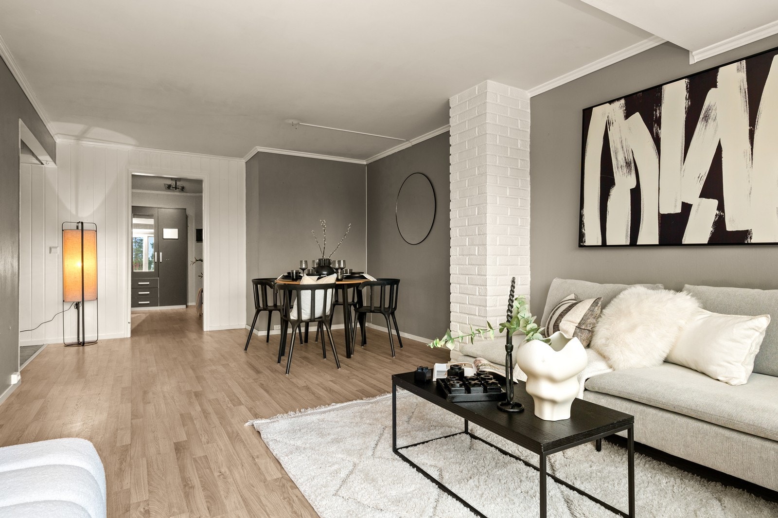 Lettstelt leilighet beliggende i 1. etasje med enkel atkomst fra hovedinngangsdør i blokken. Galleribilde