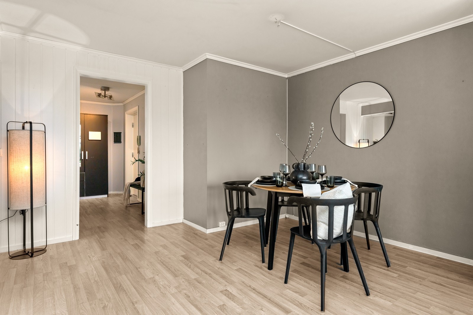 Fra spisestuen er det kort vei til entreen, som har en lyd- og brannklassifisert dør fra 2007. Galleribilde