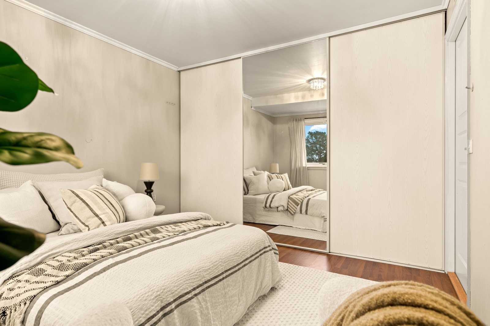 En praktisk skyvedørsgarderobe, hvor en dør er med speilfront, gir rikelig med oppbevaringsplass. Galleribilde