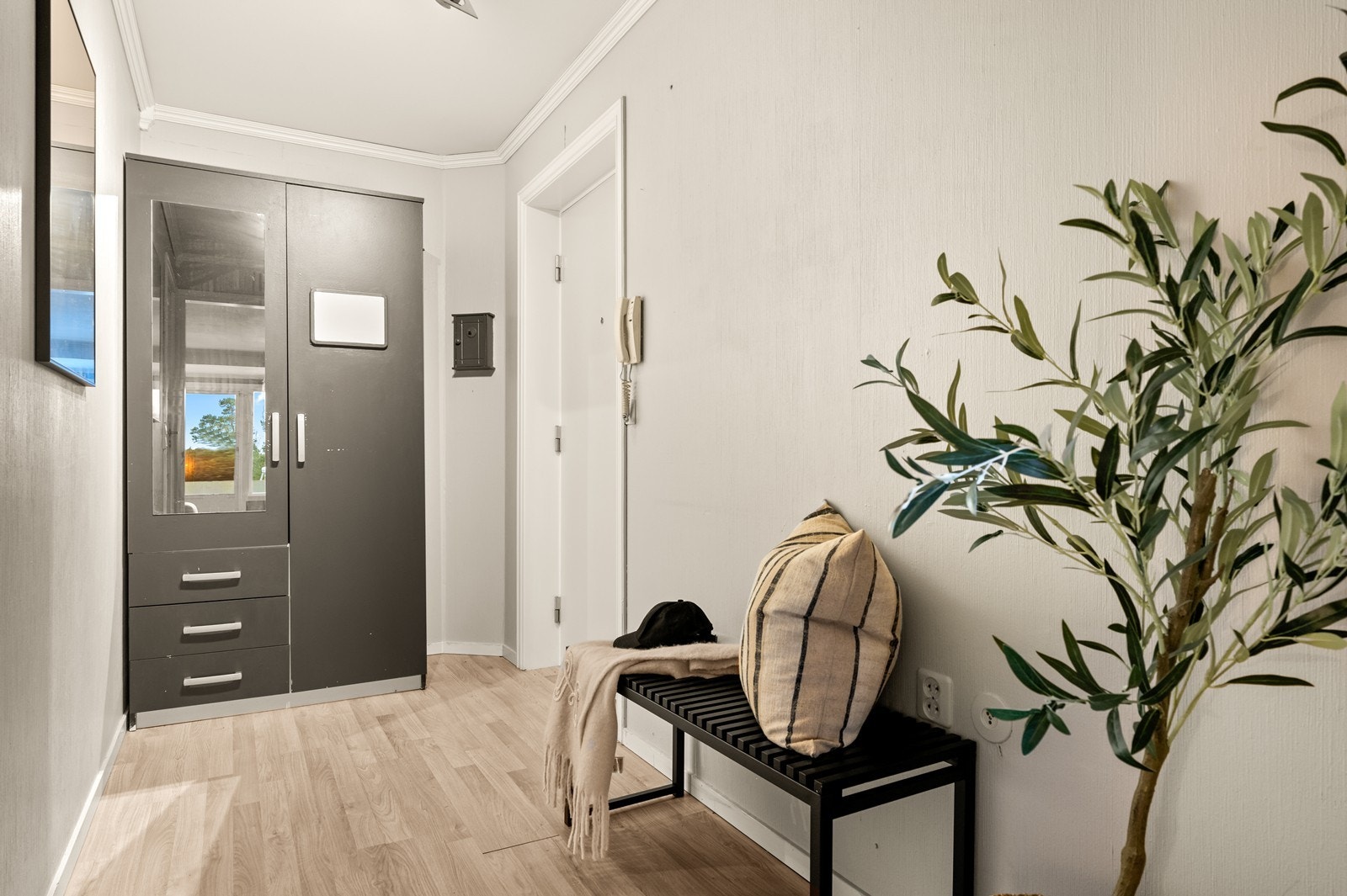 Entreen har lyse overflater, og har plass til både garderobeskap og entré-møbler. Galleribilde