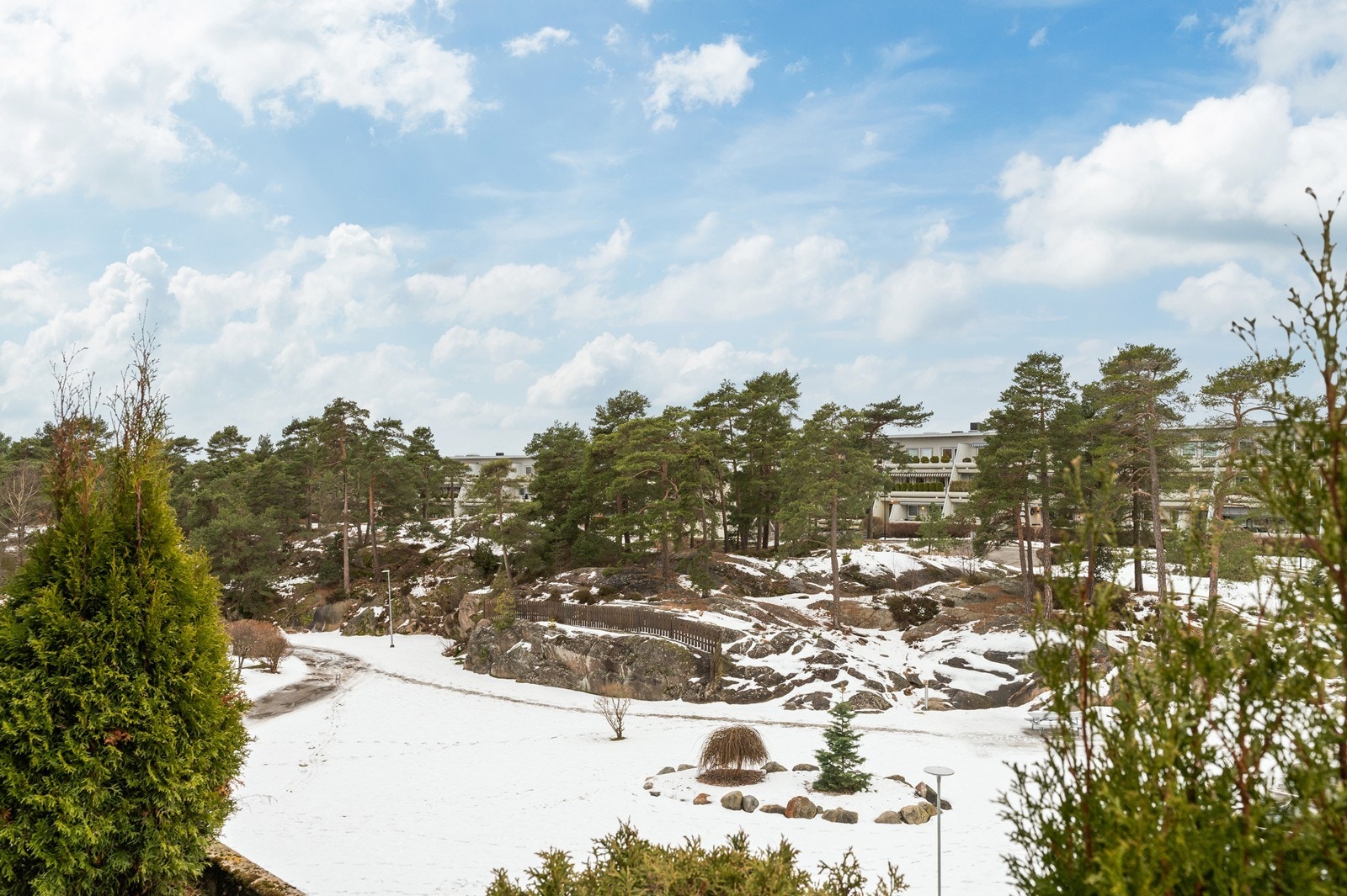 Utsikt mot borettslagets pent opparbeidede fellesarealer med grøntområder og natur. Galleribilde