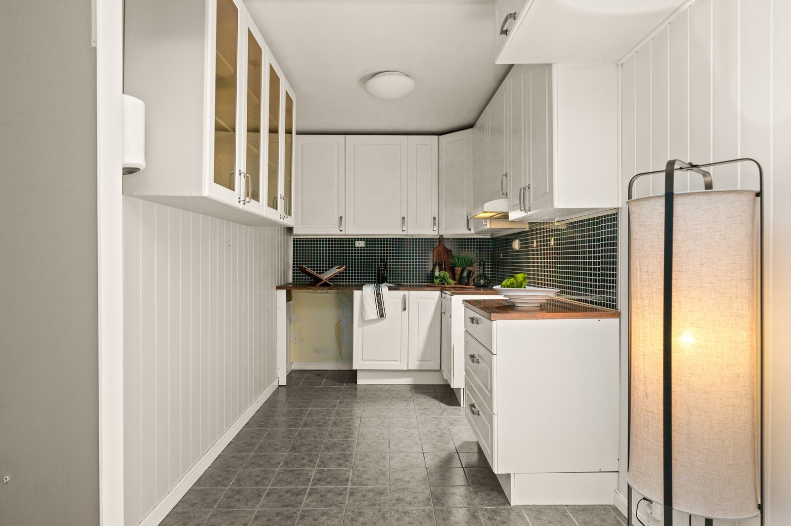 Kjøkkenet er praktisk utformet, og har mye skapplass. Galleribilde