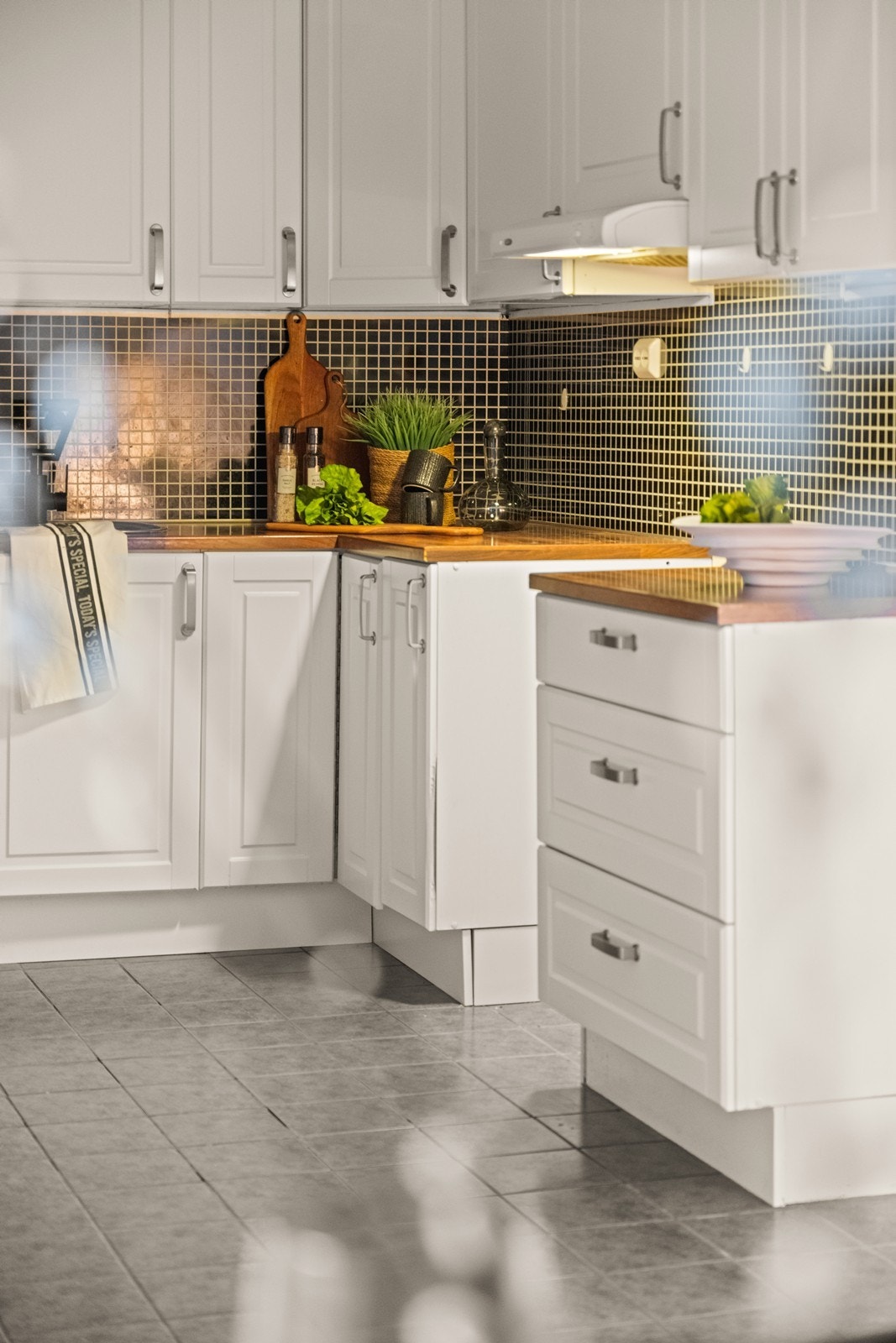 Kjøkkeninnredningen har profilerte fronter og laminerte benkeplater, installert rundt 2011. Galleribilde