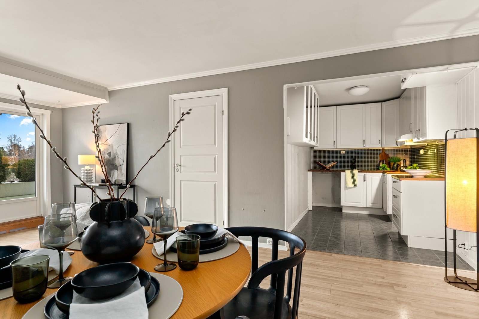 Fra spisestuen er det en naturlig overgang til kjøkkenet, som gir en luftig og funksjonell løsning. Galleribilde