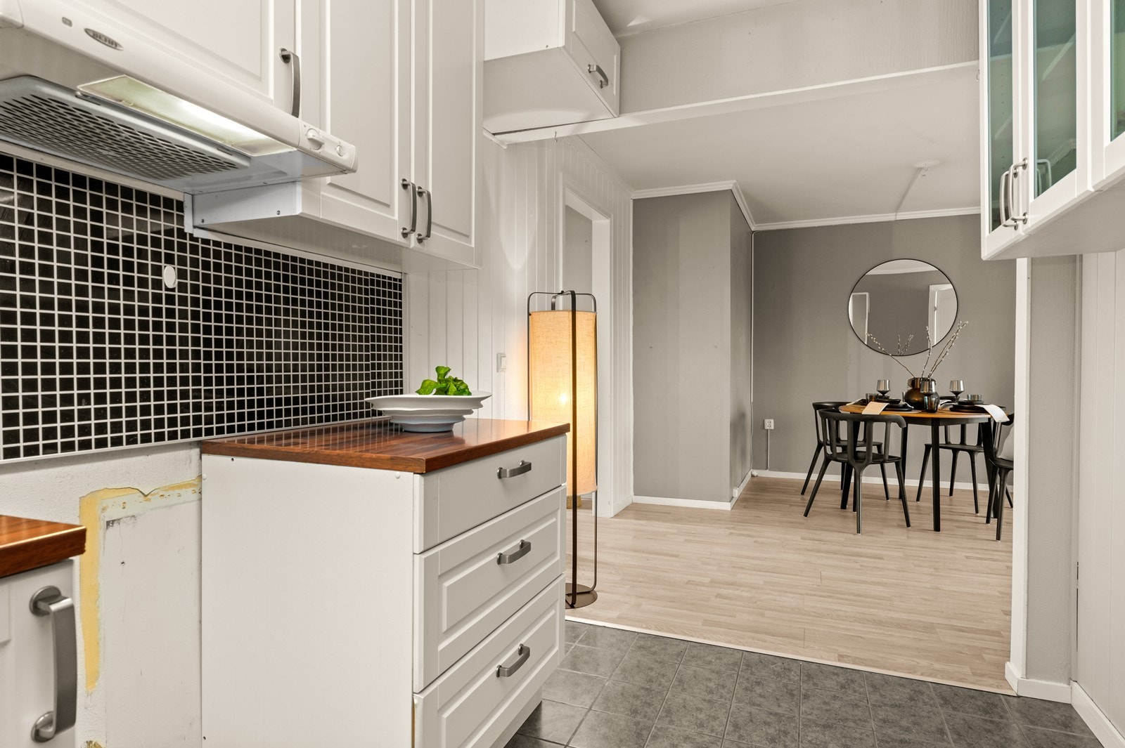 Den åpne løsningen gir god kontakt mellom kjøkkenet og stuen. Galleribilde