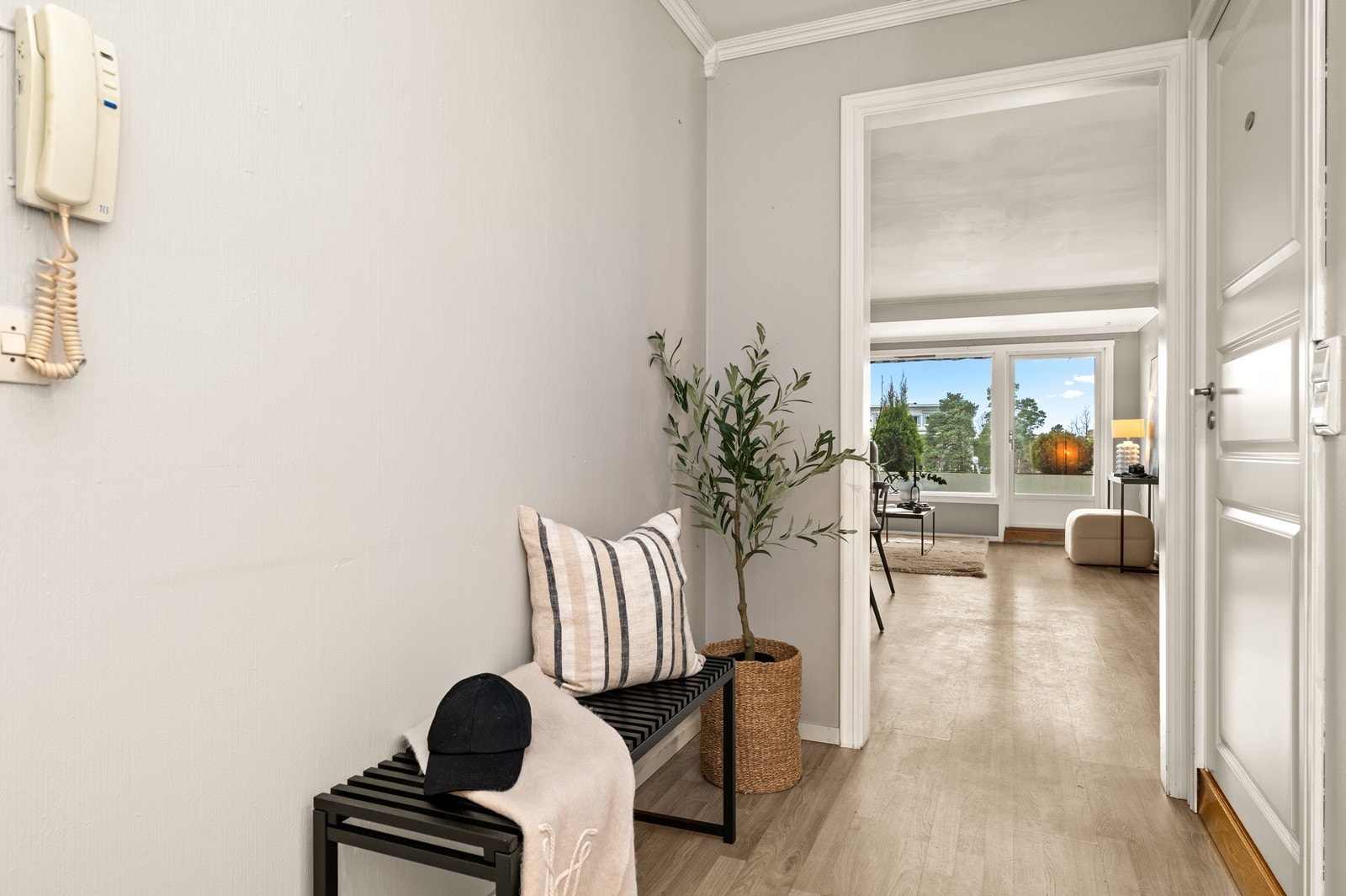 I entréen er det porttelefon med fjernåpning til blokkens felles hovedinngangsdør. Galleribilde