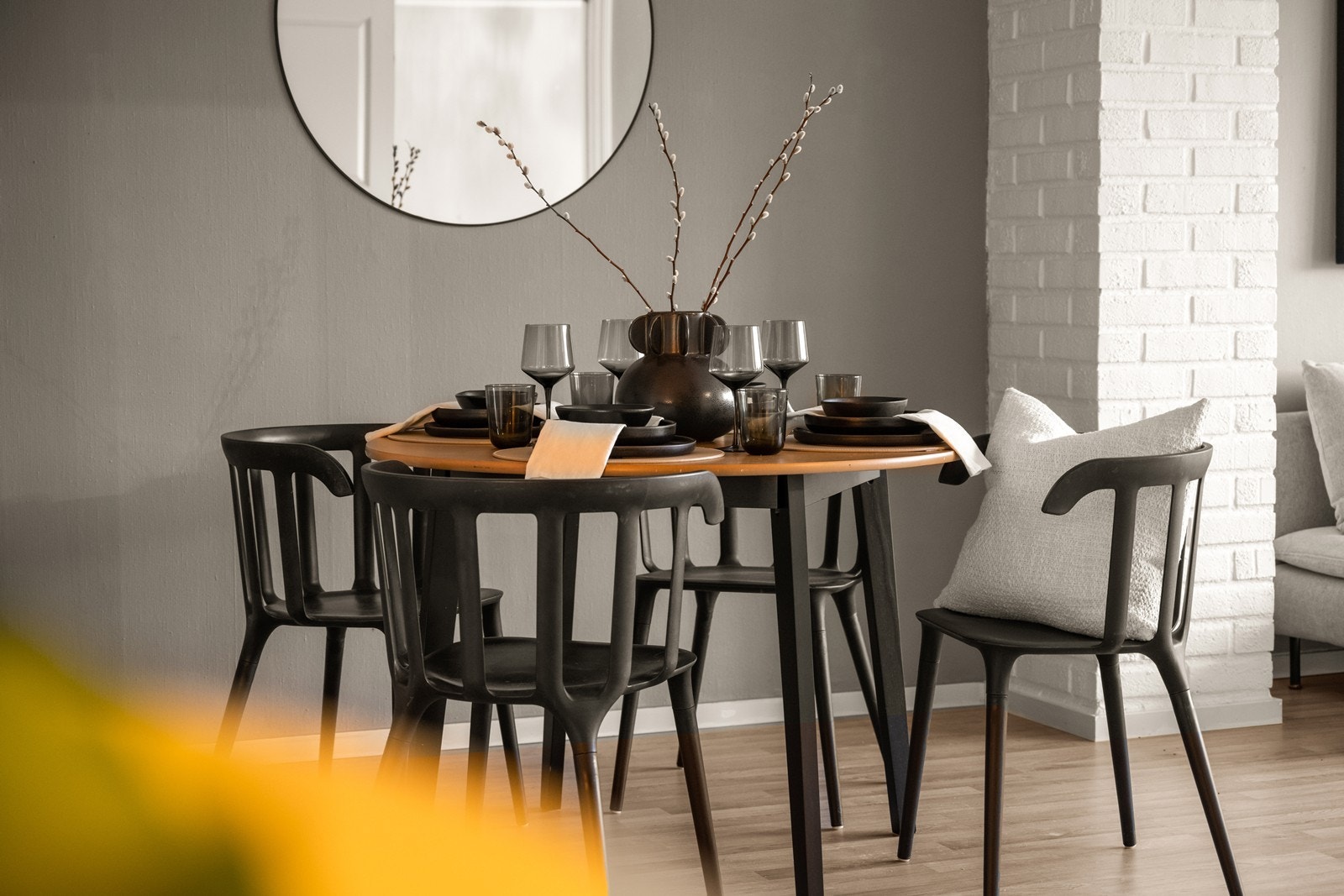 Spiseplassen er en sentral del av oppholdsrommet. Gulvene har laminat og veggene har malte overflater. Galleribilde