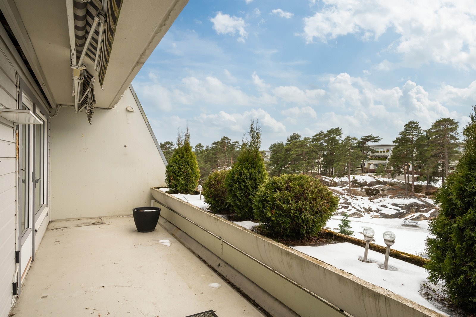 Fra stuen er det utgang til en romslig veranda på 15 m² med malt betonggulv. Det er montert to terrassemarkiser. Galleribilde