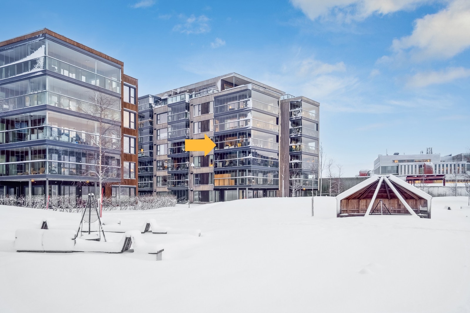 Leiligheten er en endeleilighet i 4 etg, med terrassen som strekker seg fra løst til sør rundt bygget. Galleribilde