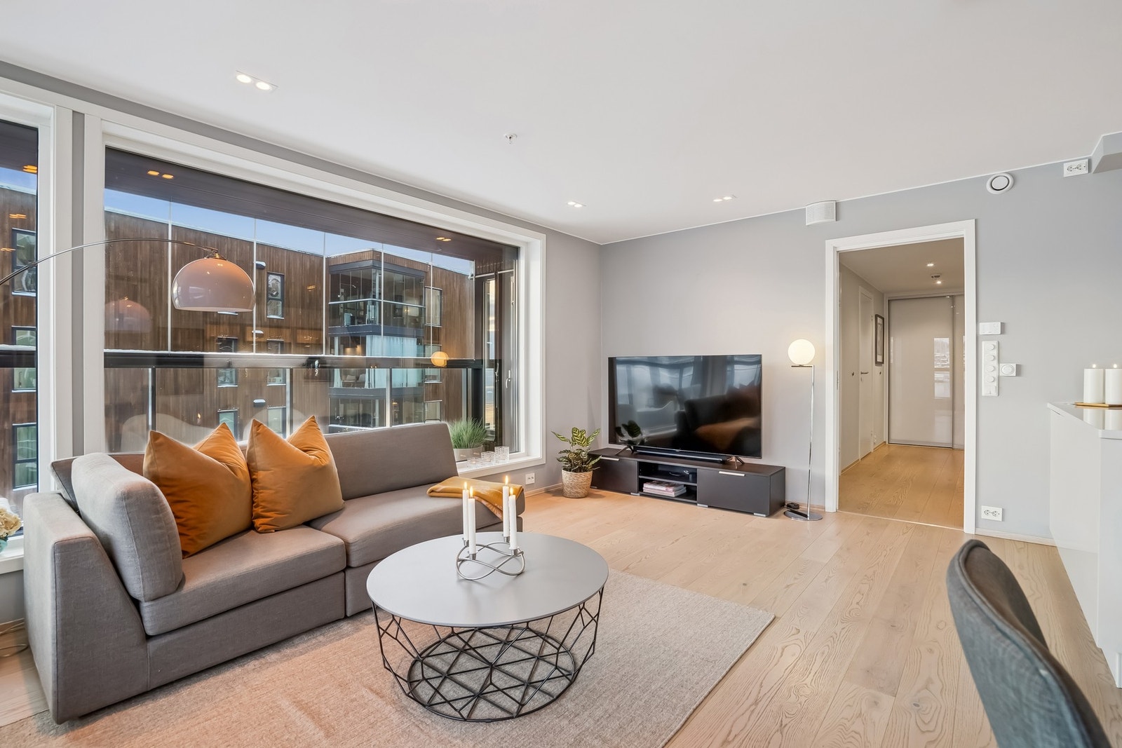 Fra entreen kommer du inn i stue/ kjøkkendelen Galleribilde