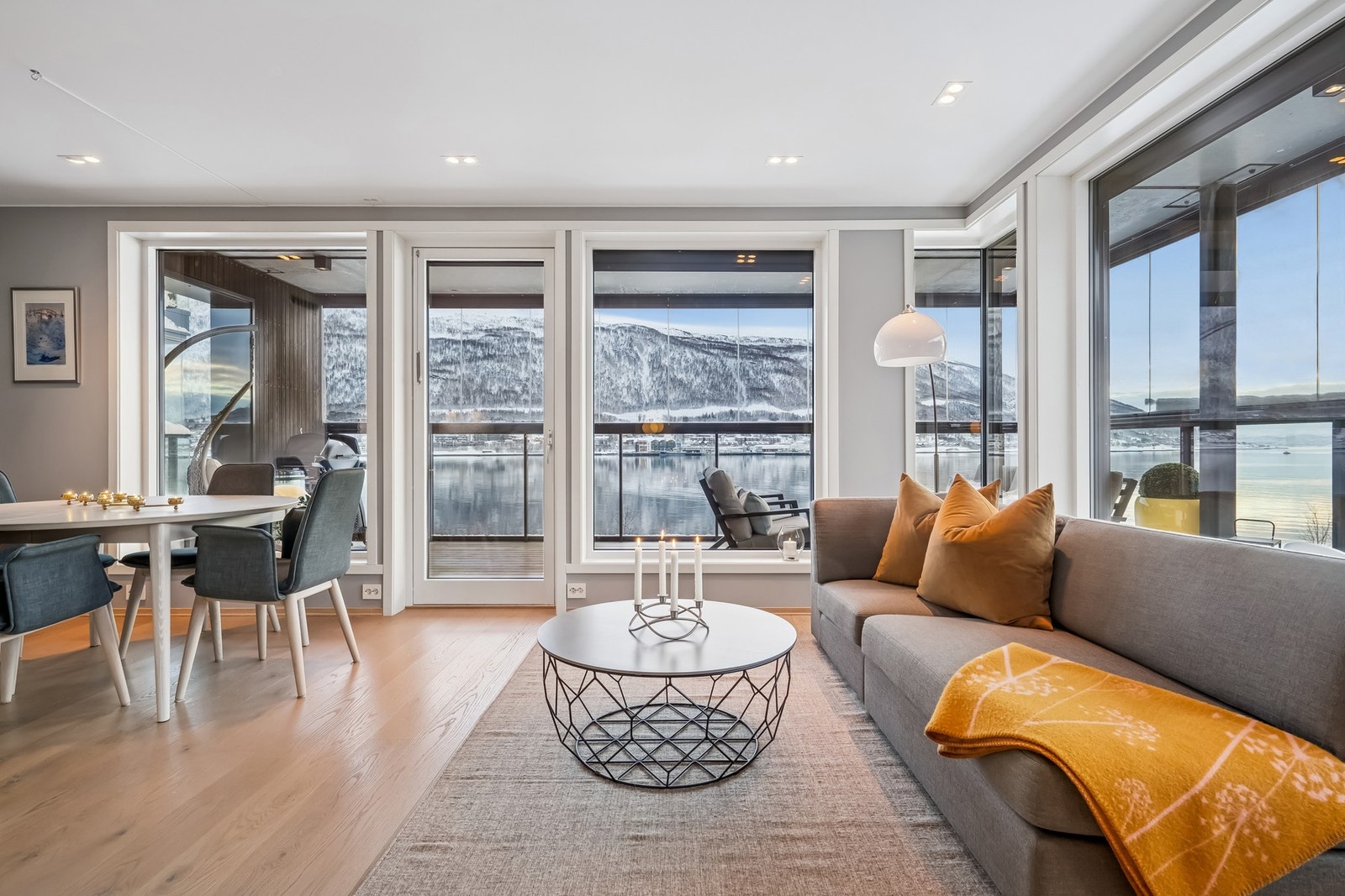 Utgang til den 32 kvm terrassen fra stuen Galleribilde