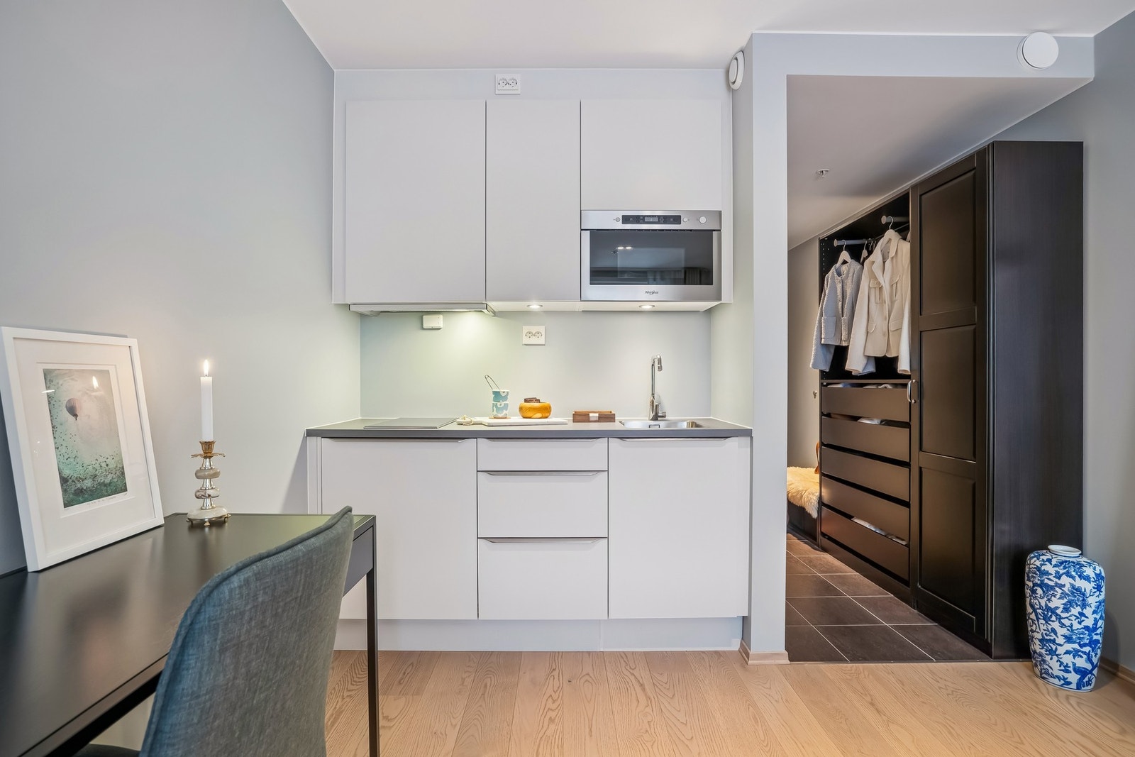 Praktisk med hybelkjøkken på en vegg Galleribilde