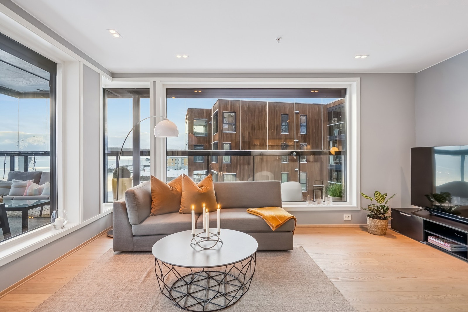 Stuen har flere store vinduer som gir flott lys inn Galleribilde