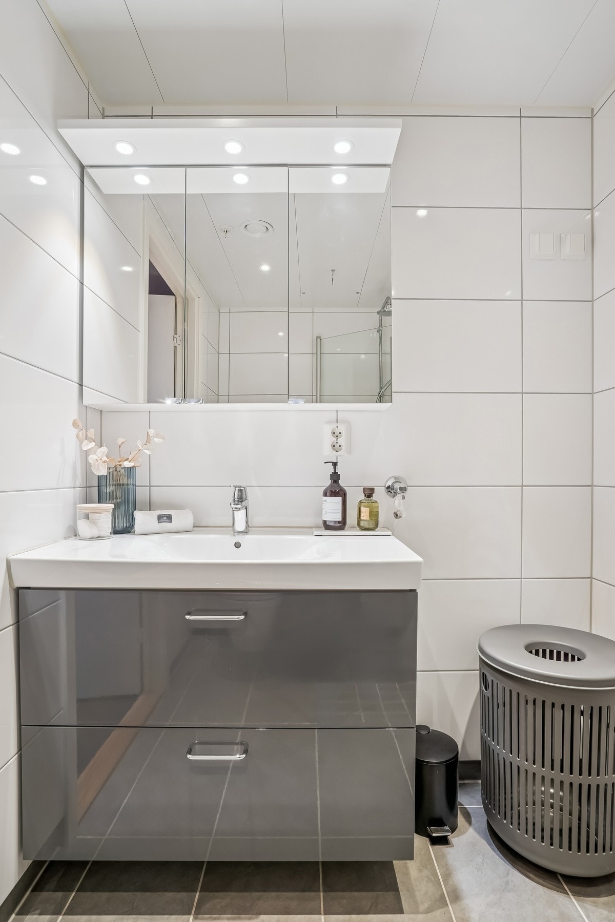 Badet er helfliset med gulvvarme Galleribilde