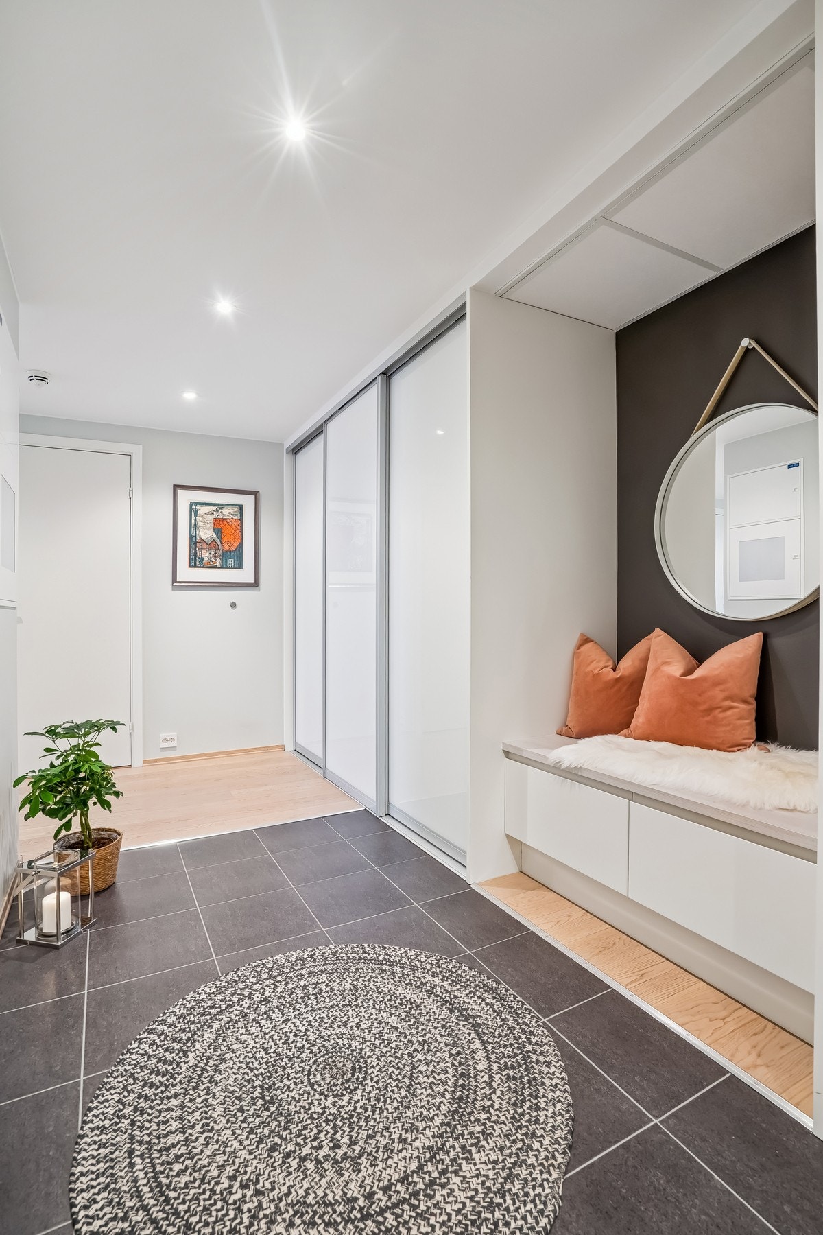 Velkommen inn! Her er det spesialbygget garderobe på høyresiden med sittegruppe i midten. Utrolig flott system. Galleribilde