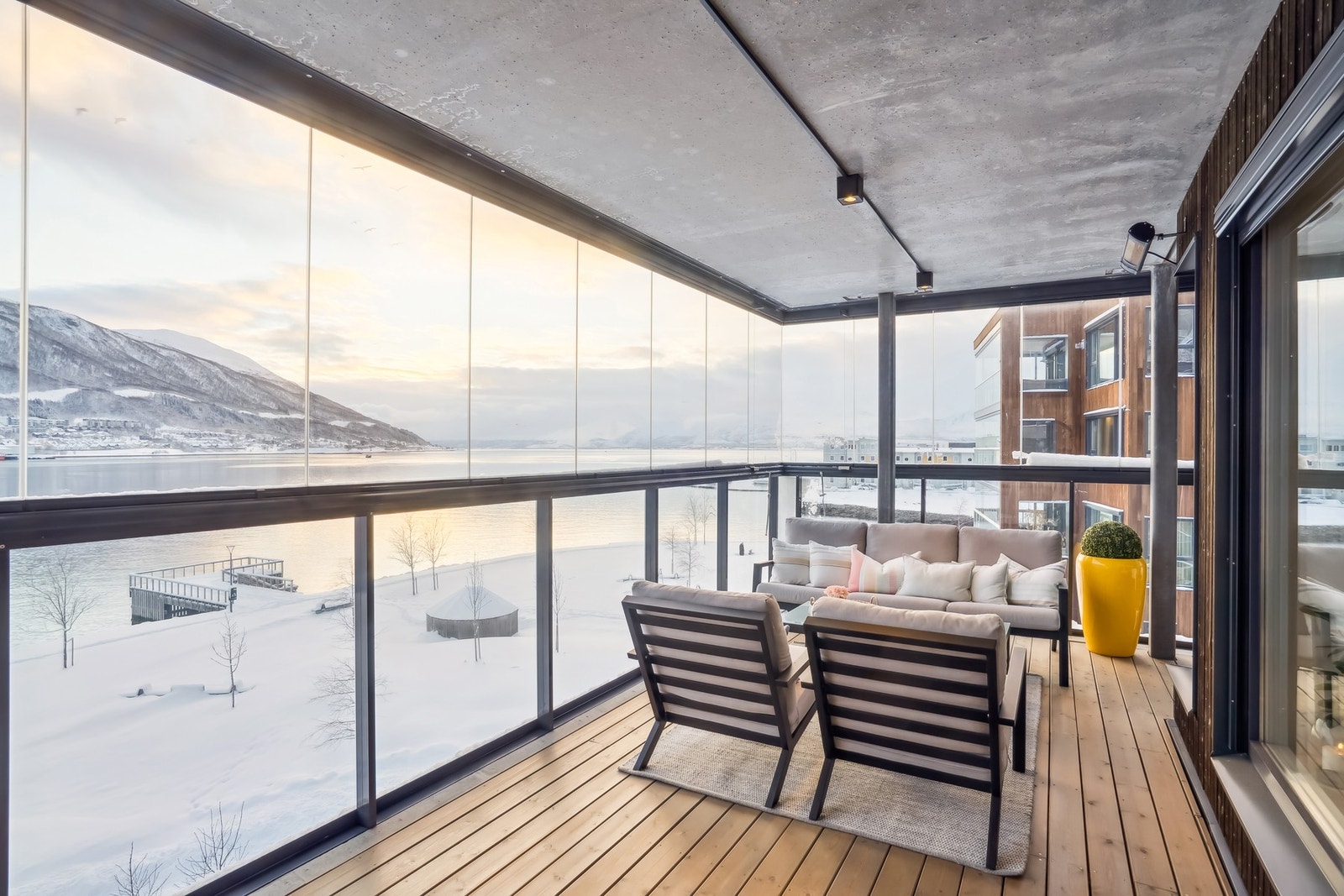 Hele 32 kvm balkong mot sør/ øst, innglasset, og som strekker seg langs øst og sørsiden av bygget Galleribilde