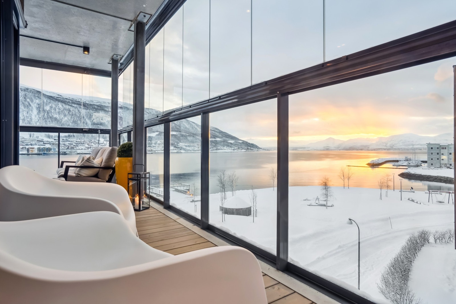 Balkongen strekker seg rundt hjørnet fra øst til sør Galleribilde