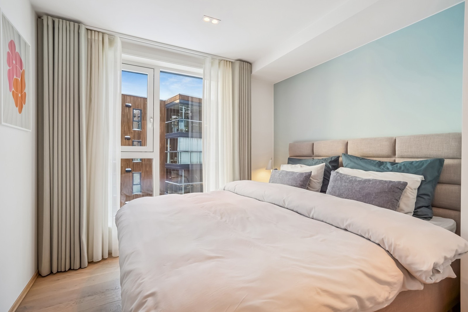 Hovedsoverommet, soverom nr 2, bod samt badet ligger i entreen før stue/ kjøkken. Her vit med hovedsoverommet, med vindu mot sør. Galleribilde