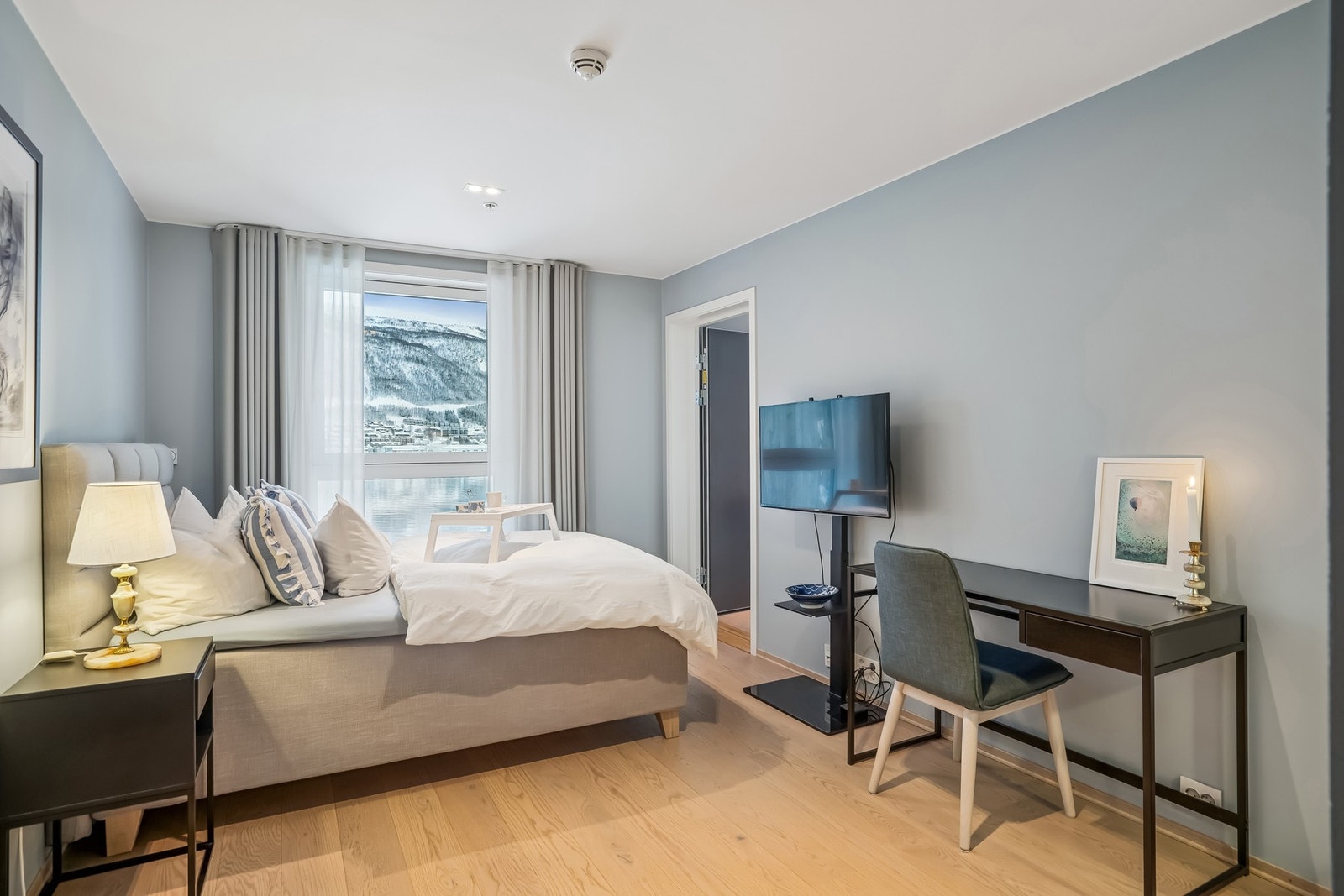 Vindu mot øst og dør til høyre i bildet er inn til hovedleilighet Galleribilde