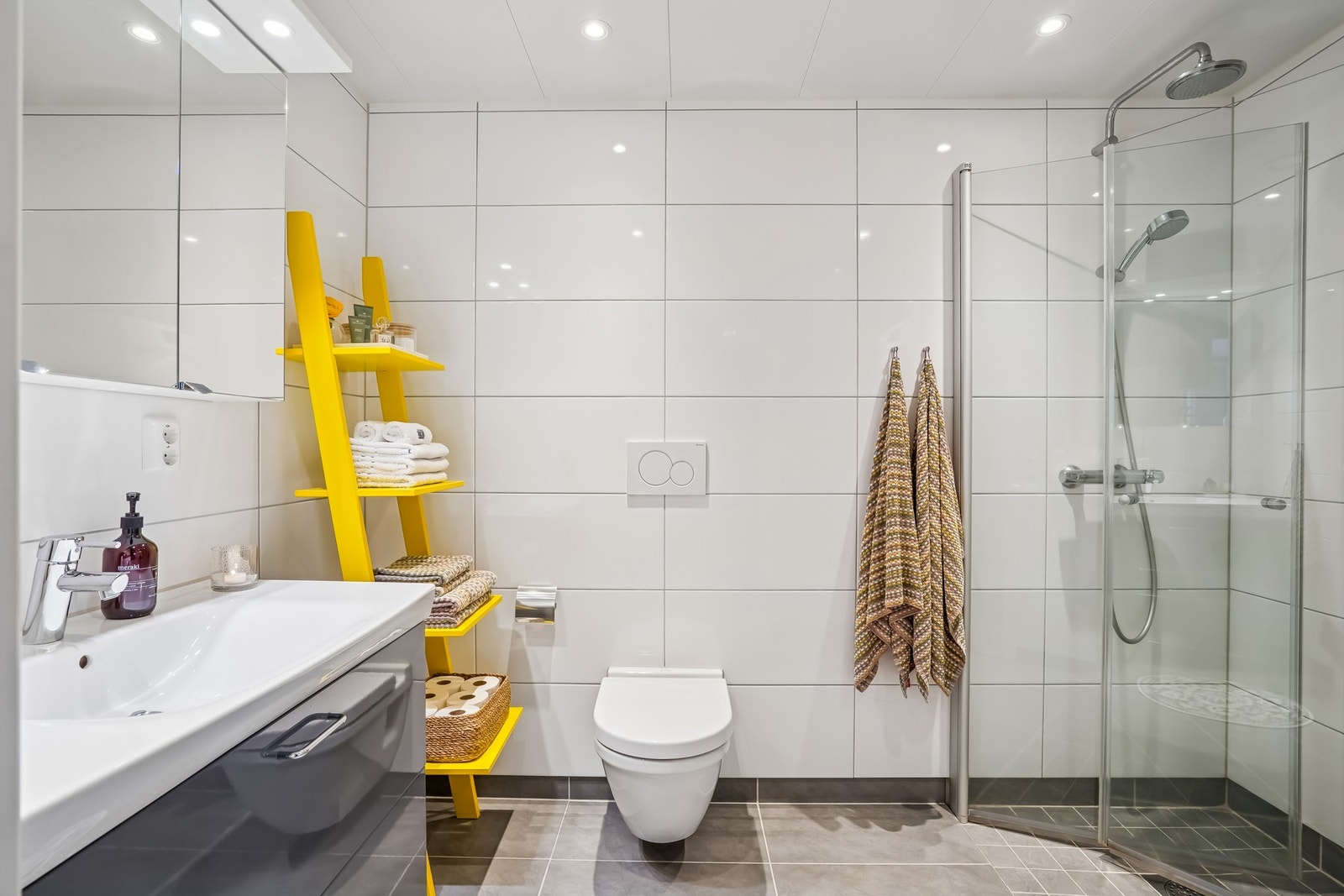 Hovedbadet er lekkert, helfliset med gulvvarme. Galleribilde