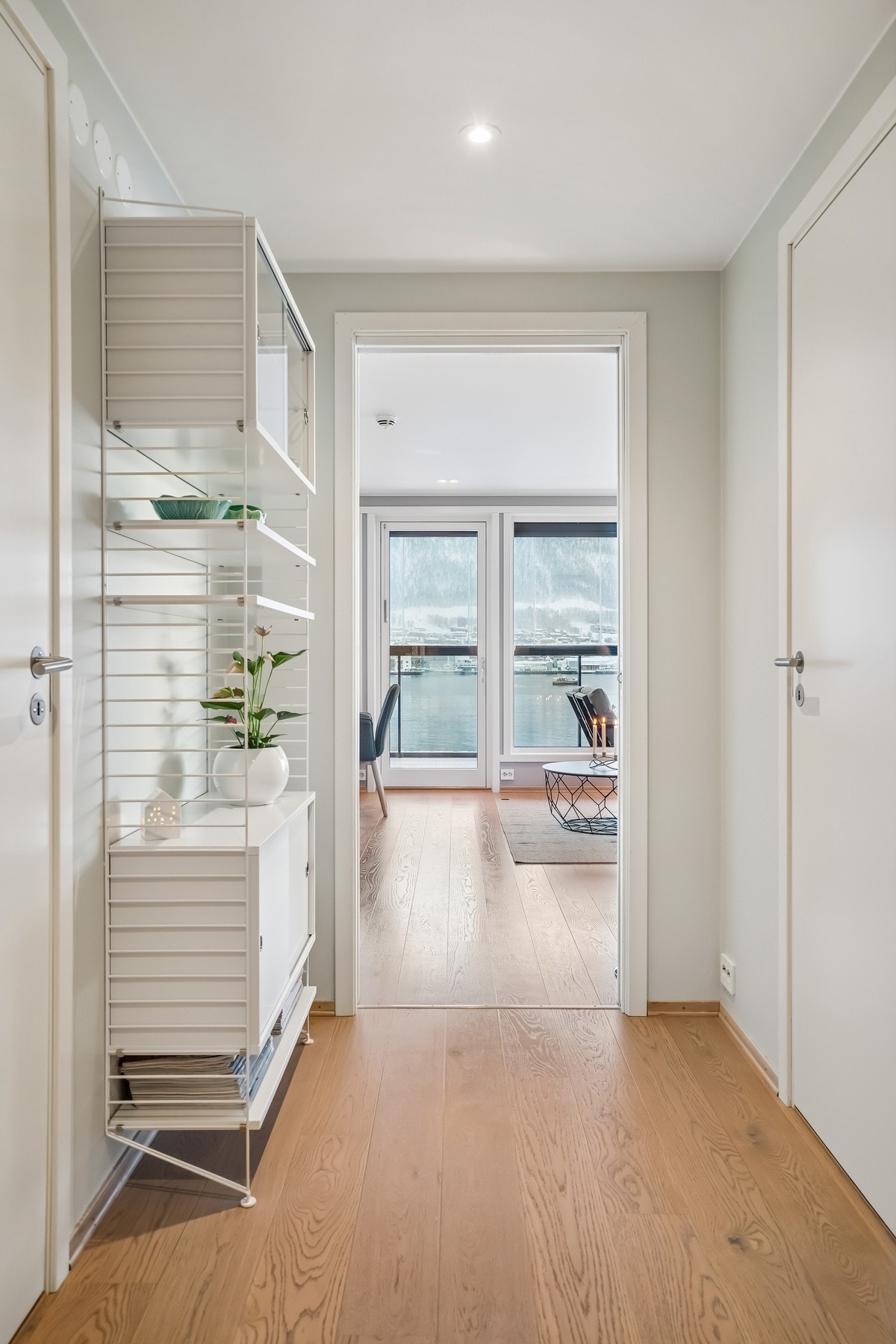 Entreen inn mot stua Galleribilde