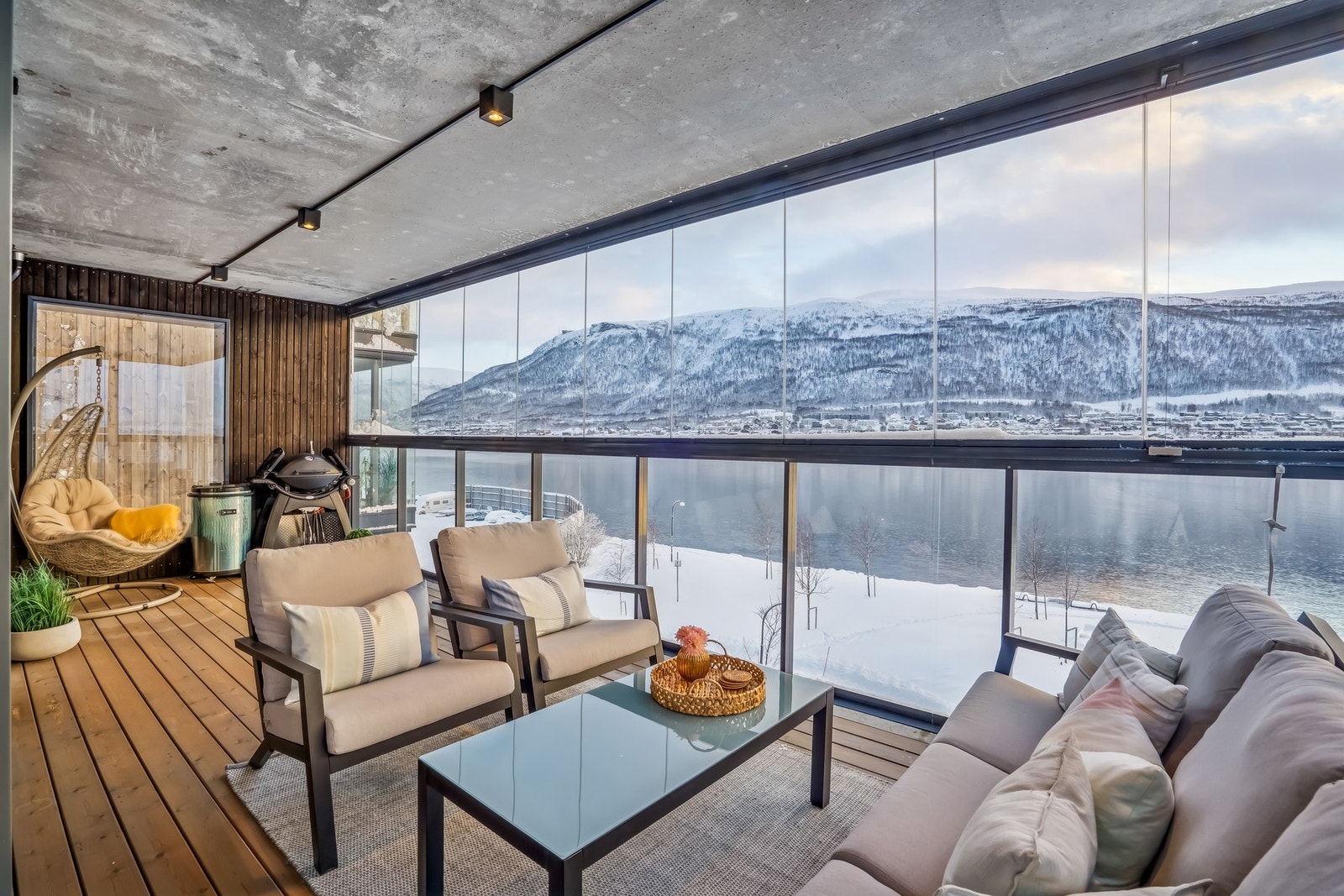 Her nyter du deilig sol og utsikt, nærmest helt usjenert Galleribilde