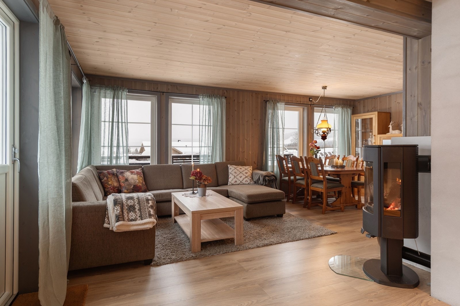 Lys og lun stue med ekte hyttefølelse - perfekt for koselige kvelder foran peisen eller samlinger med familie og venner. Galleribilde
