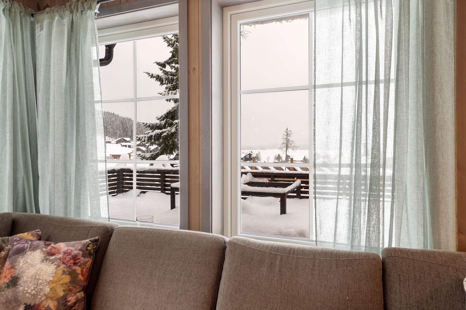 Fra stuen er det utsikt over vannet. Galleribilde