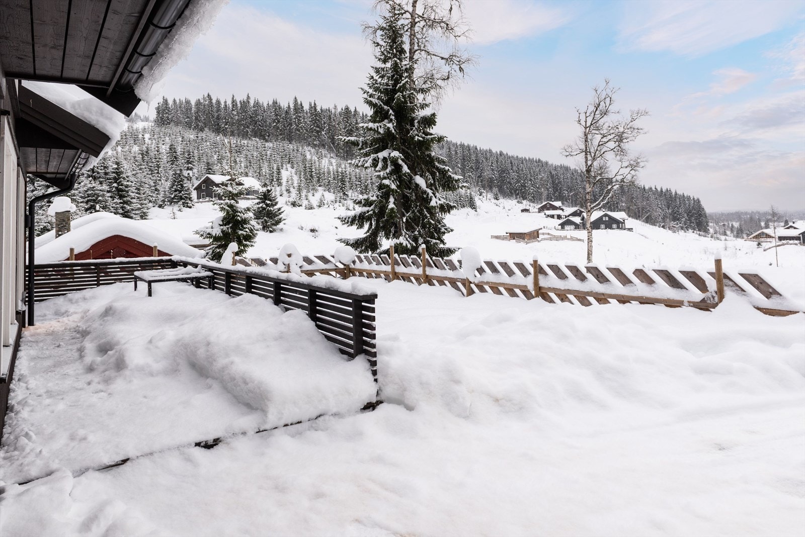 Koselig uteplass med terrasse og hage. Galleribilde